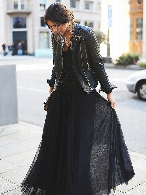 モノトーンなのに女っぽい黒レザージャケット×スカートスタイル