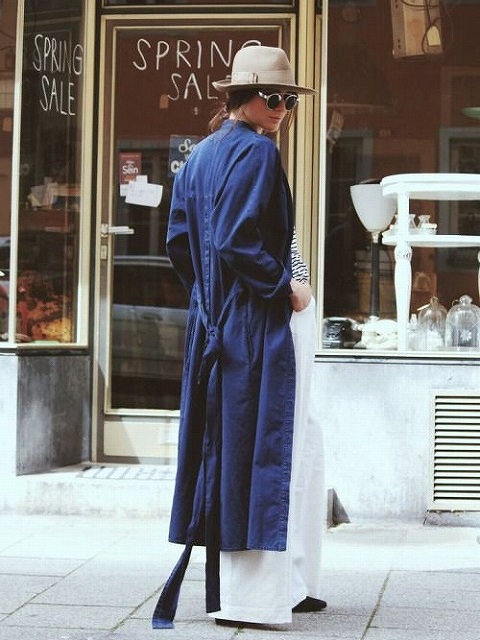 紺、ブルー、ネイビーのスプリングコートのコーデ
