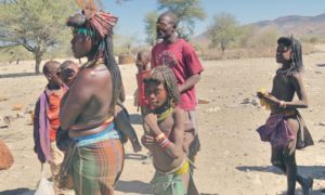 ナミビア(8) はしゃぎすぎたヒンバ族・ヘレロ族・デンバ族の村訪問