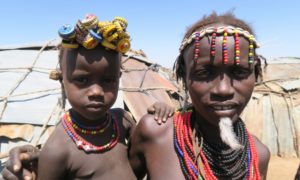 エチオピア(17)ダサネチ族の伝統と流行。対観光客の不思議な温故知新