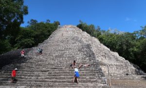 メキシコ(31)バイクで行くコバ遺跡。旅ブロガーはピラミッドに3度登る